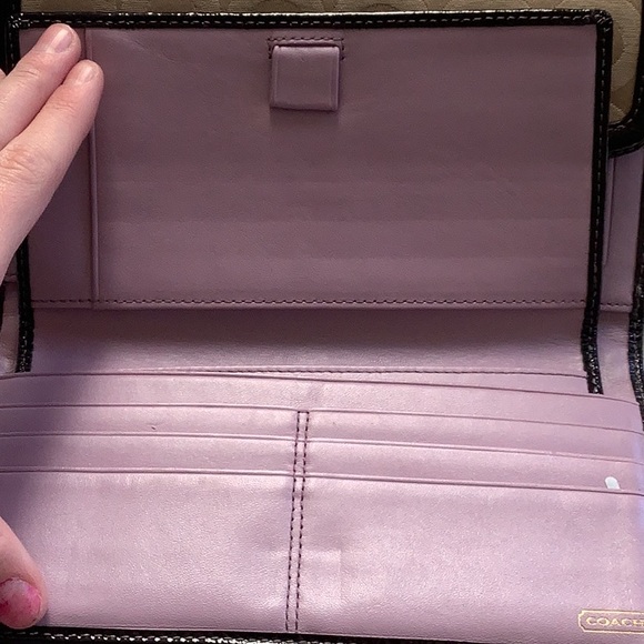 Coach wallet hardly used. Has a tiny stain - Picture 3 of 8